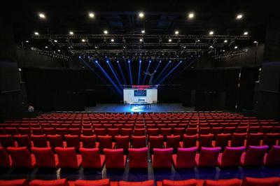 杭州懷德藝術中心啟幕，經典話劇《驢得水》助陣，拓展演出及經紀業務